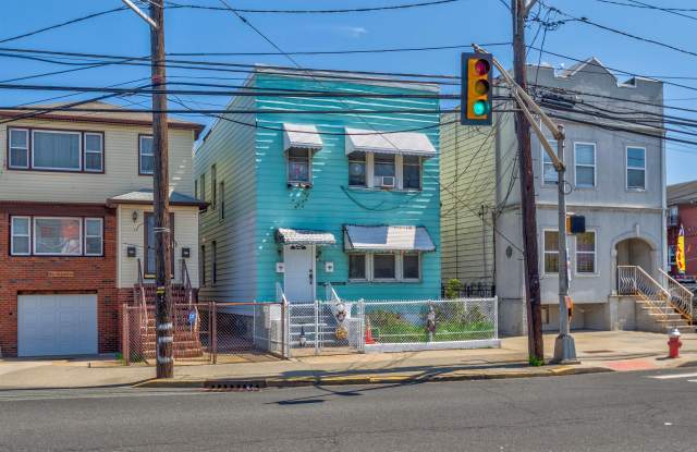 404 DANFORTH AVE photos photos