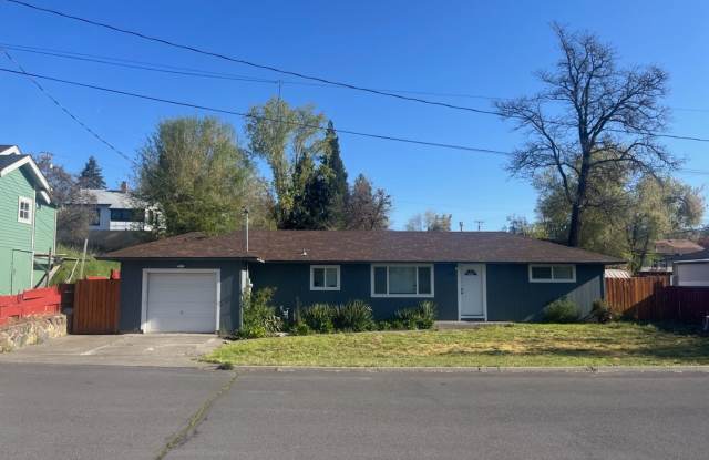 3 Bedroom, 1 Bath House within 2 miles to the Hospital/OIT photos photos