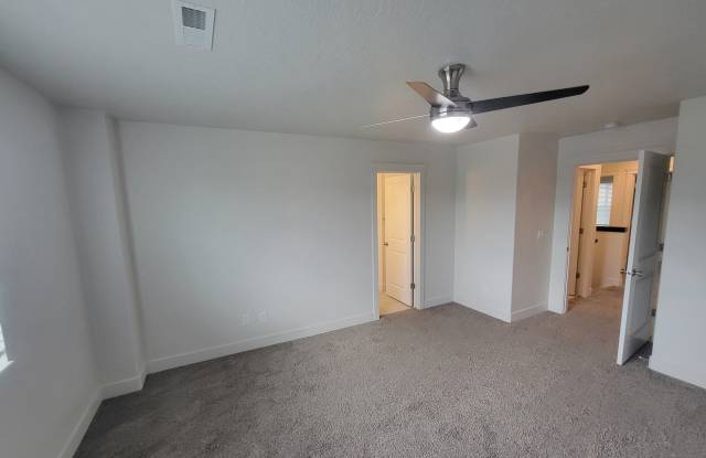 Modern 3 bed 2.5 bath TH for Rent in West Haven! Gallery 4