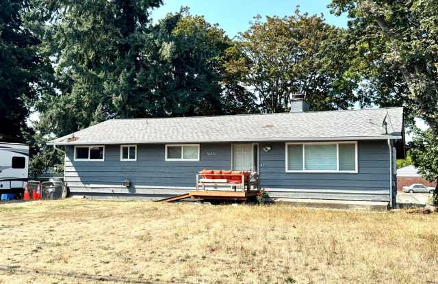 Spacious 4-Bed, 2-Bath Duplex – Utilities Included! photos photos