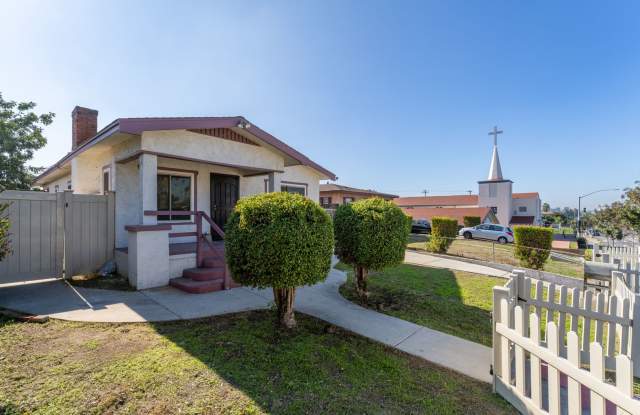 Freshly Remodeled 3 Bed / 2 Bath Home with Large Private Yard - 3835 Ocean View Boulevard, San Diego, CA 92113