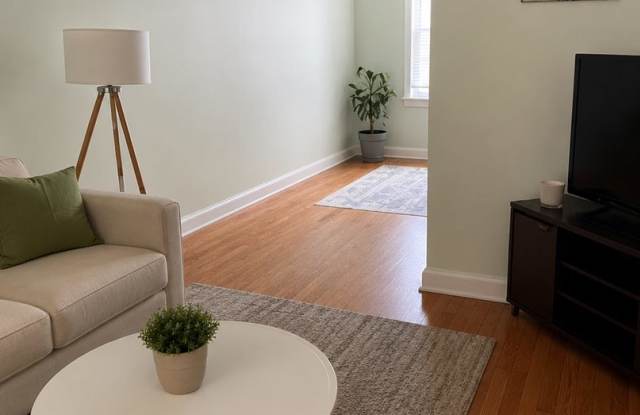 Charming 2BD/1BA Townhome with Parking Pad in Parkville, MD! Gallery 4