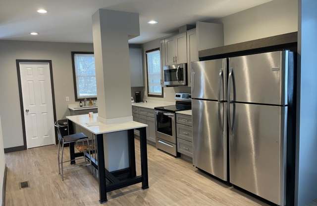 Affordable 6-Bedroom House Close to U of M Campus Gallery 4