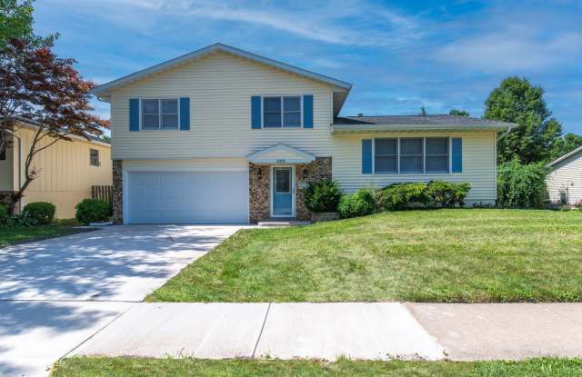 Large Updated Home for Rent SEPTEMBER 2024 - 3305 56th Street, Moline, IL 61265