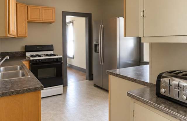 3 Bedroom, 1 Bathroom - Prime Water Street Location Gallery 4