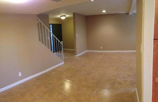 Great Updated, Remodeled Home, A/C, Community Pool, Covered Parking Gallery 3