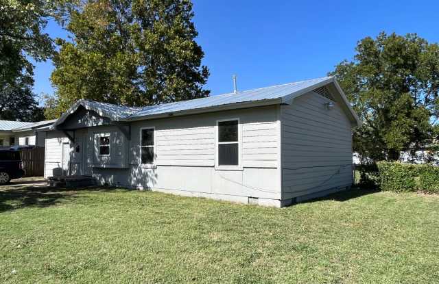 Comfortable Family Living in North Tulsa | 4 Bed | 1 Bath | $1,350/month photos photos
