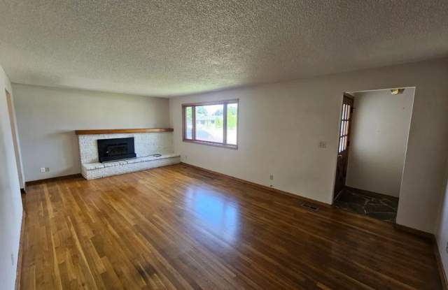 4 Bed 2 Bath Rancher Original Hardwood Floors Corner lot 2400 Sq/Ft of space Gallery 3