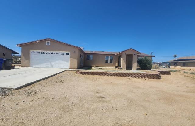 *6 months or 1 year Lease *Sunmore Estates Large 3 Bedroom 2 bath Home - 4740 Flying H Road, Twentynine Palms, CA 92277
