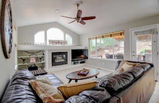 2360 Bayberry Lane Gallery 4