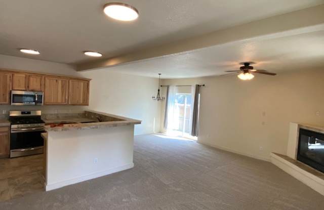 PET FRIEDNLY HOME Charming  Home, Near Old Mill District, quiet neighborhood. Gallery 3
