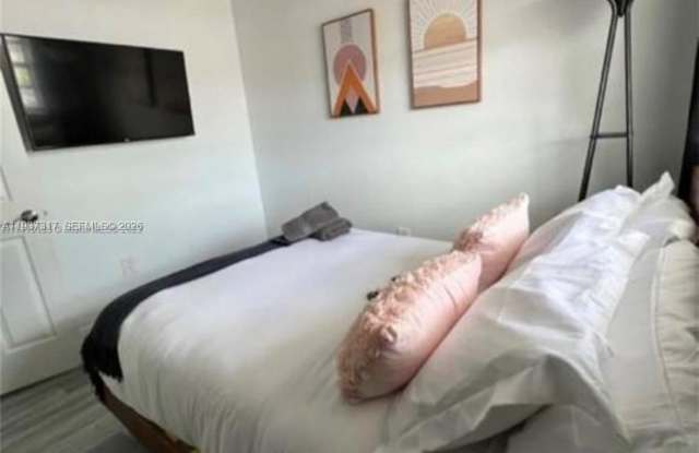 1542 NW 35th St photos photos