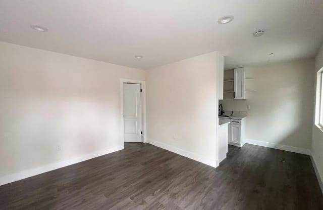 1529 3/4 West 105th Street - 8 - 1529 3/4 West 105th Street, Westmont, CA 90047