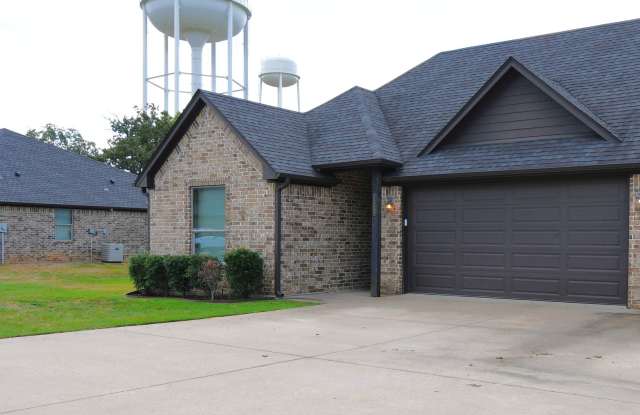 Limited Time Move-In Special: 1/2 Off One Month! Modern 3-Bedroom 2 Bath Duplex in South Tyler Gallery 3