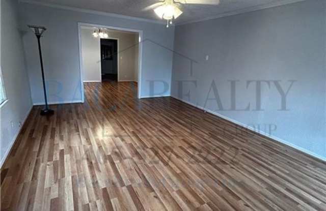 Adorable and spacious 2br 1ba house!! Gallery 4
