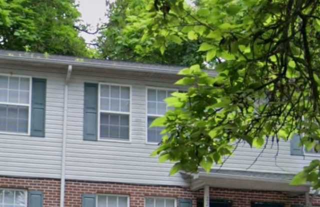 Knoxville 37920 - Coming Soon! Available to show April 1, 2025 - 2 bedroom, 1.5 townhome that has been remodeled - Contact Lisa Vineyard or Shannon Russell (865) 216-9334 - 226 Taliwa Gardens Drive, Knoxville, TN 37920
