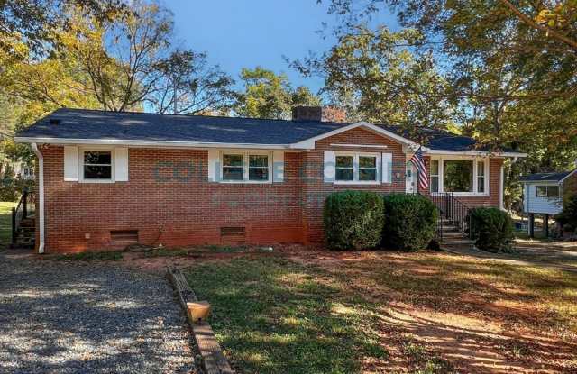 146 ROSEDALE CIRCLE - Available 6-1-2027 - 5-18-2028  (Priced By Room) Fully Furnished! Gallery 1