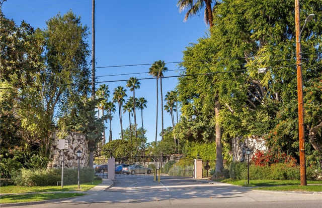 239 S Barrington Avenue Gallery 2
