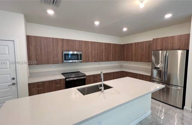4738 NW 83rd Path Gallery 4