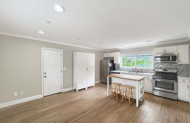Charming 2BD/2BA Condo in University Heights W/ Detached Garage, 2 Balconies  Shared Laundry Room! photos photos