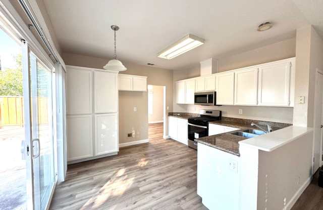 Gorgeously Updated 4 Bed 2.5 Bath + Den/5th Bed in Antioch Gallery 4