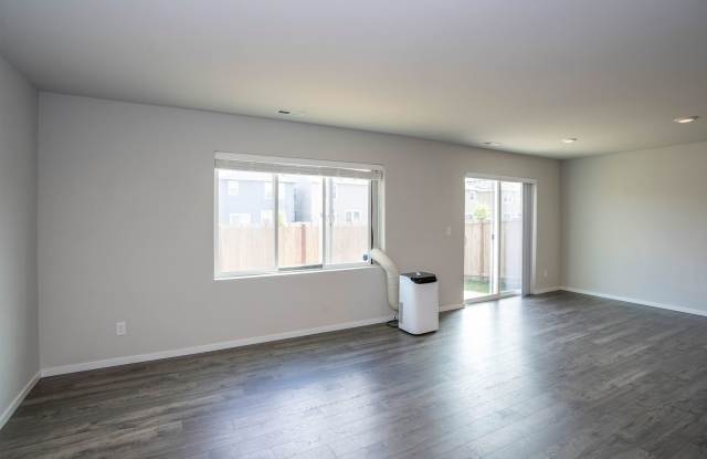 Beautiful 4-Bedroom Puyallup Home with Fenced Yard, Mt. Rainier Views & Modern Finishes Gallery 3