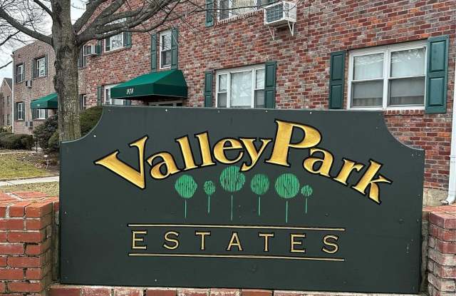 978 fenwood - 978 Fenwood Drive, North Valley Stream, NY 11580