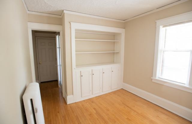 8/16 - $1175- 1 BR Close to UWM - Includes Heat  Electricity - 3000 N Oakland photos photos