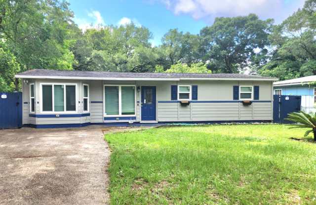 Welcome to this Remodeled 4/1 Pool Home! photos photos