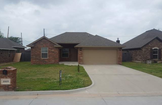 Beautiful home with Storm Shelter - 1009 Ridgeway Drive, Moore, OK 73160