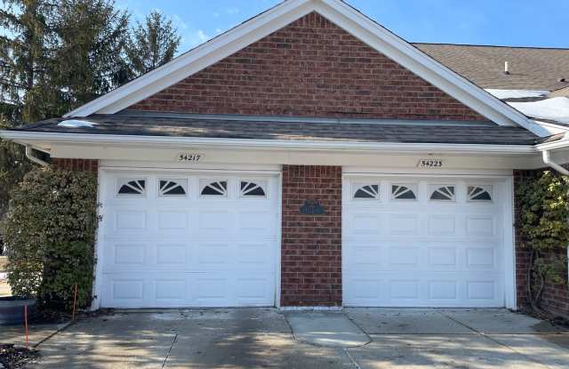 Shelby Twp 2-bedroom, 2-bath condo-style, private patio, 1st floor unit - 54223 East Annsbury Circle, Macomb County, MI 48316