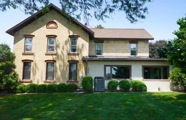 Charming 5-Bedroom Farmhouse outside of Middleton photos photos