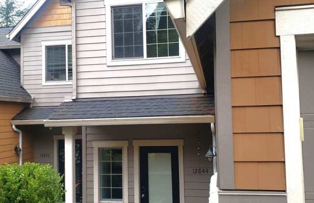 Lake Oswego Townhouse in Wooded Setting Gallery 1