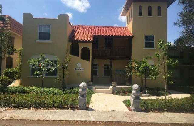 407 S LAKESIDE Drive Gallery 1