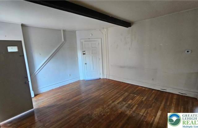 330 Wyandotte Street Gallery 3