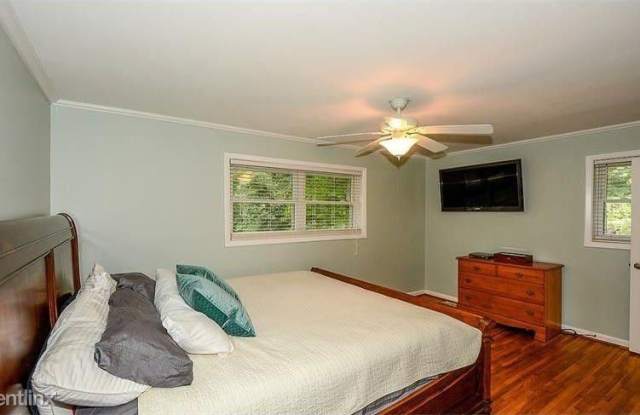 2563 Dering Ct NE Gallery 3