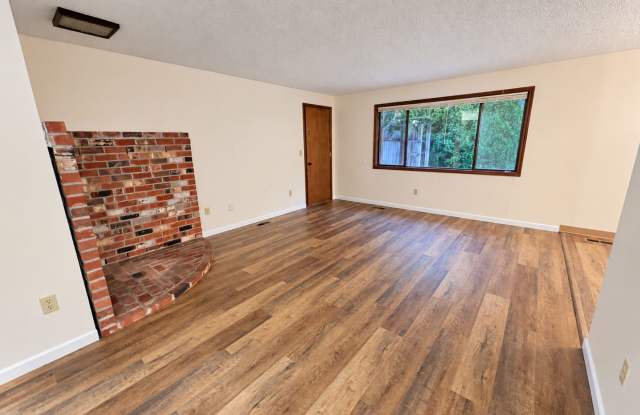 Charming 3-Bedroom Gresham Home with Large Fenced Backyard & Greenhouse! Gallery 1