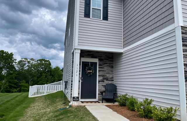 Pet Friendly 4BR 2.5BA | The Falls at Hickory Community | Available 11/6/2026 Gallery 3