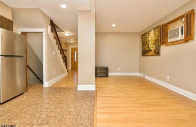 425 Davis Ave Gallery 4