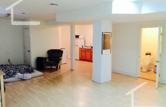 Studio w/ Heat, Hot Water & Electricity Included Gallery 3