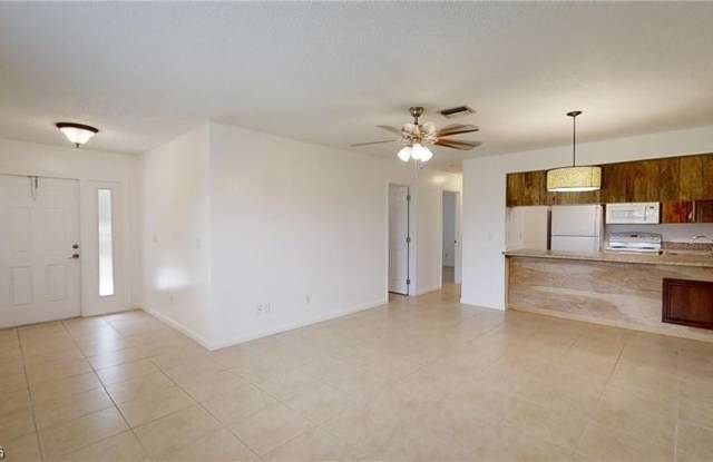 2303 NE 6th Street unit: 3 photos photos