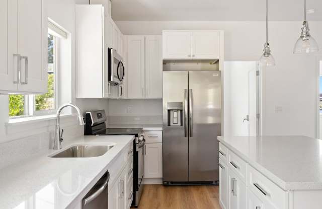 AVAILABLE FOR 2027-2028 SCHOOL YEAR...12 BEDROOMS 6 BATHROOM PROPERTY NEAR CAMPUS-NEWER CONSTRUCTION Gallery 3