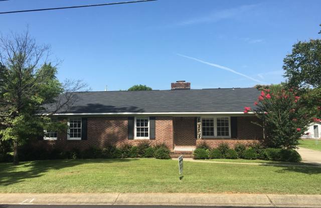 Available August 15th!!! Large 3 Bed 2 Bath House NO CARPET! - 2955 Arcadia Drive, Tuscaloosa, AL 35404
