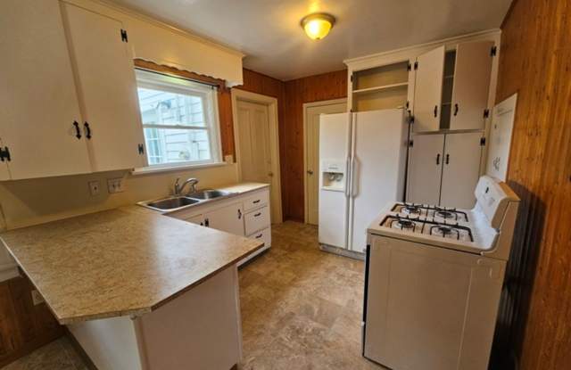 4Bd/2Ba Two Story House - Available Soon! Gallery 4