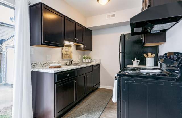 Lakeview Apartments & Townhomes Gallery 2