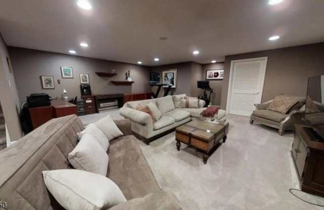 711 Binghampton Ln Gallery 2