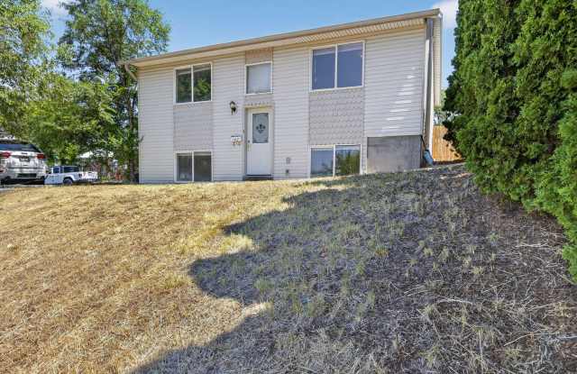HUGE 6 bed 3 bath Home in Pocatello - 142 North 16th Avenue, Pocatello, ID 83201