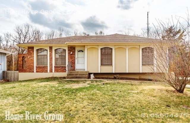 900 NE Locust Dr Gallery 2