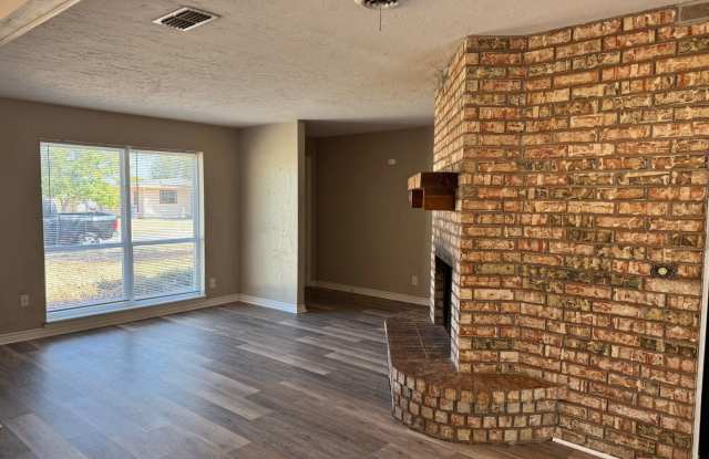 3 Bed 2 Bath With Two Living Areas In University Park Gallery 4