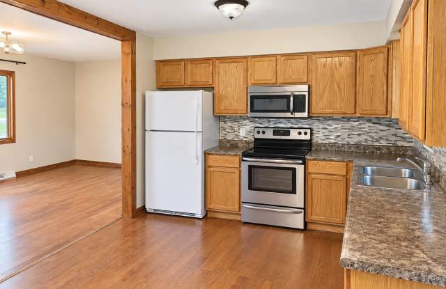 3 Bedroom Ranch Home with Large Fenced in Yard!! Gallery 3